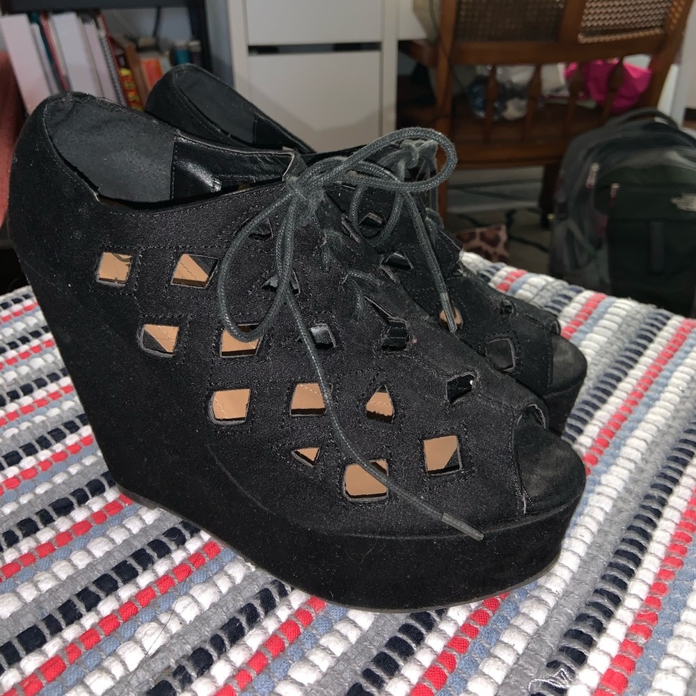 Black wedges